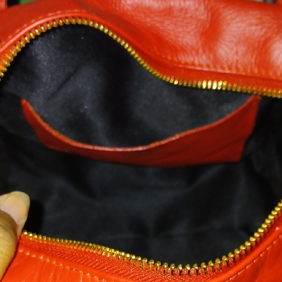Stylish Red Leather Shoulder Bag - Picture 3 of 8